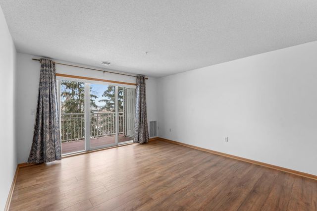 2231 Penn Place N 208, North Saint Paul, MN 55109