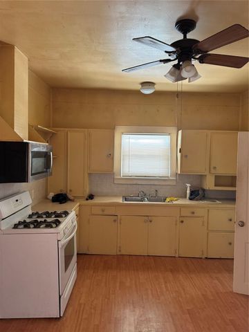 908 34th Street, Galveston, TX 77550