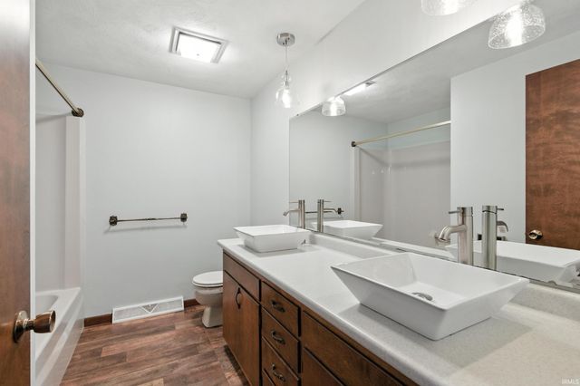 2090 S Warren Road, Huntington, IN 46750