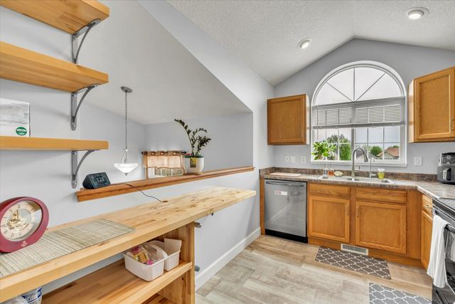 1223 33rd Avenue Circle, Silvis, IL 61282