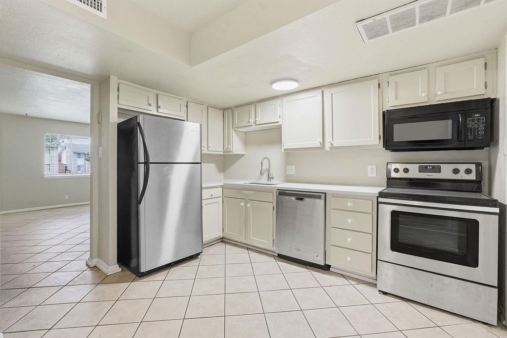 8809 Dawnridge CIR 102, Austin, TX 78757