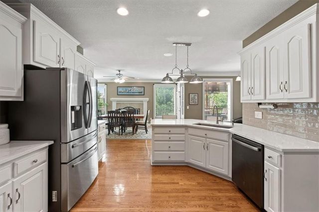 20811 W 100th Street, Lenexa, KS 66220