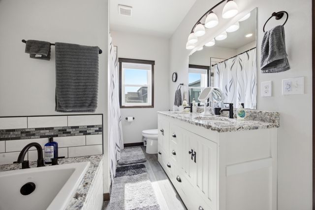 7816 Wild Rose Way, Horace, ND 58047