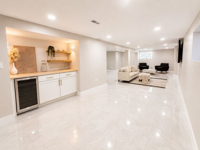7611 S Ridgeland Avenue, Chicago, IL 60649