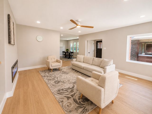 7611 S Ridgeland Avenue, Chicago, IL 60649