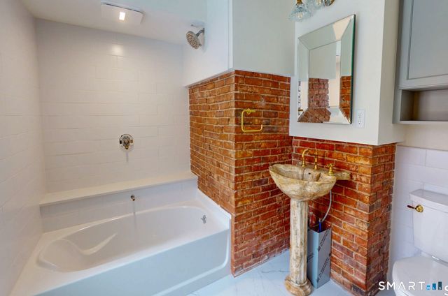 5 Hollister Way North, Glastonbury, CT 06033