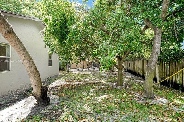 429 Avenida Hermosa, West Palm Beach, FL 33405