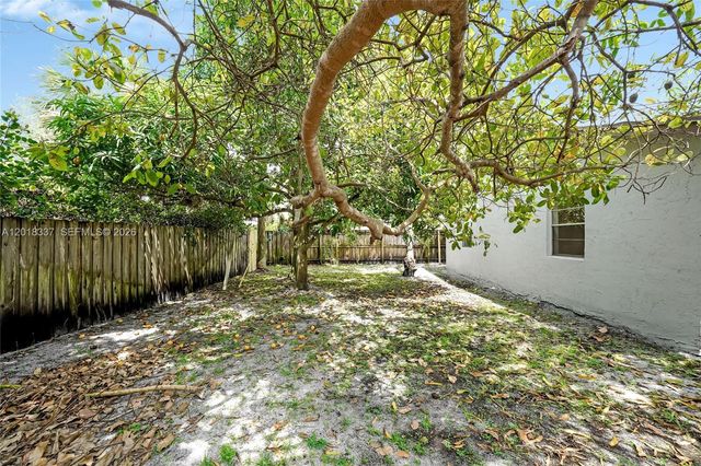 429 Avenida Hermosa, West Palm Beach, FL 33405
