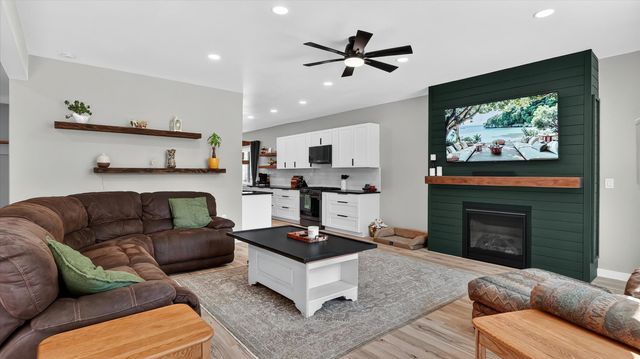27422 N Hardesty Rd, Chattaroy, WA 99003
