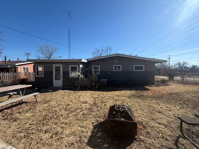 28 S Willow Way, North Aurora, IL 60542