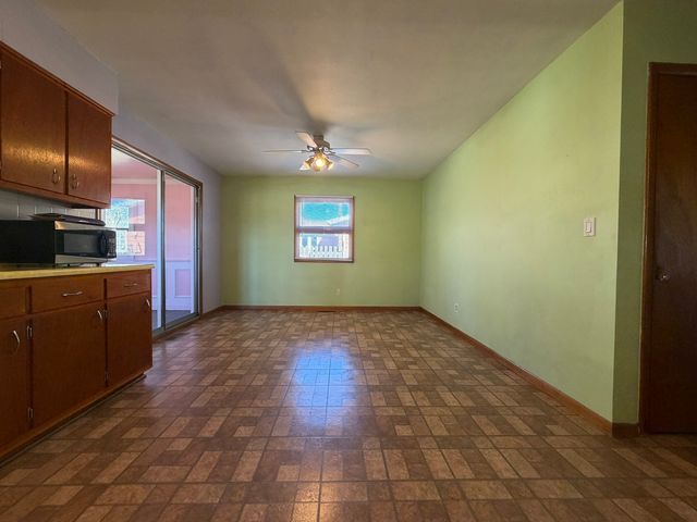 28 S Willow Way, North Aurora, IL 60542