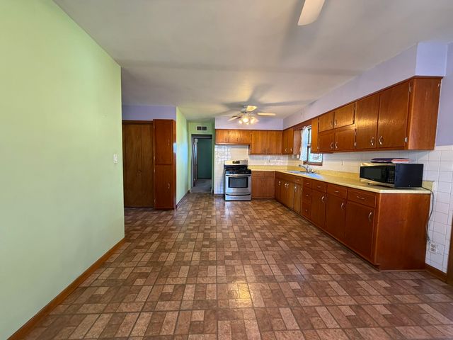 28 S Willow Way, North Aurora, IL 60542