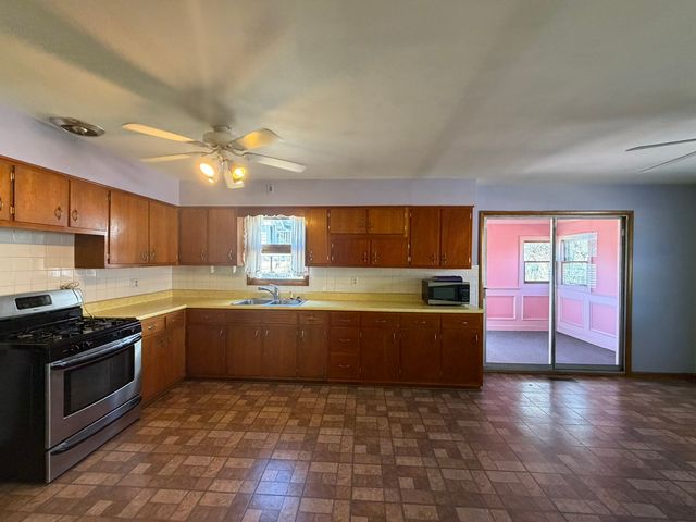 28 S Willow Way, North Aurora, IL 60542