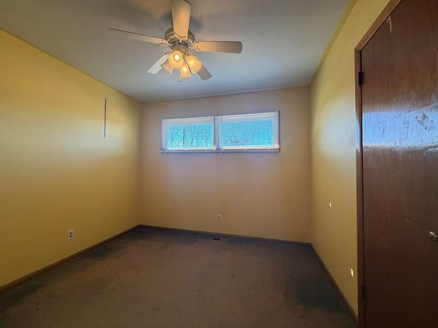 28 S Willow Way, North Aurora, IL 60542