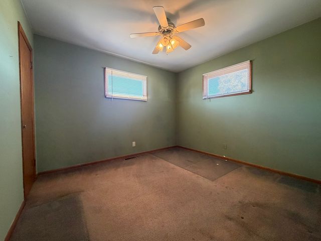 28 S Willow Way, North Aurora, IL 60542