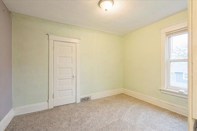 909 Daniels St NE, Cedar Rapids, IA 52402