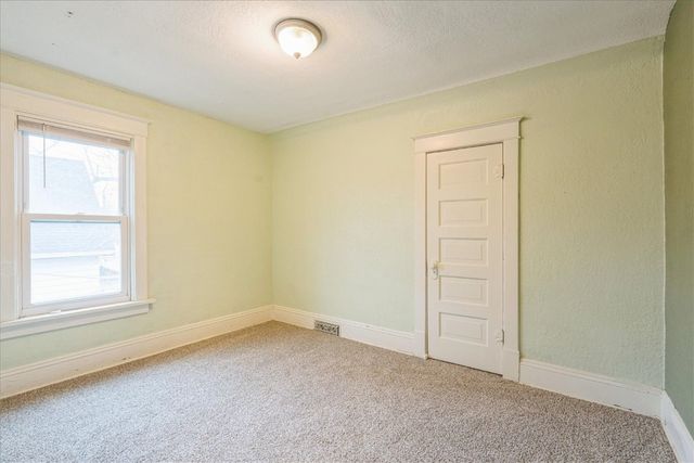 909 Daniels St NE, Cedar Rapids, IA 52402