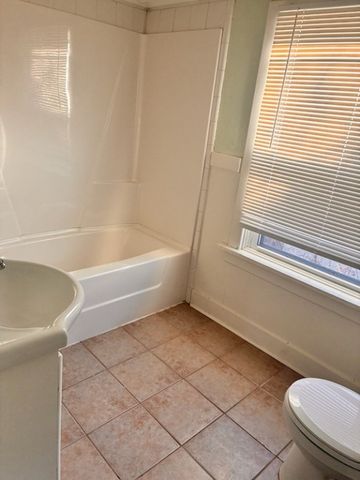 909 Daniels St NE, Cedar Rapids, IA 52402