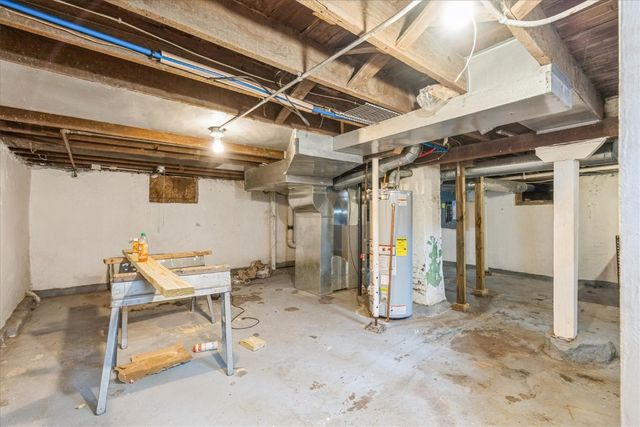 909 Daniels St NE, Cedar Rapids, IA 52402