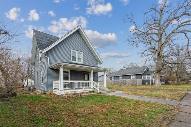 909 Daniels St NE, Cedar Rapids, IA 52402