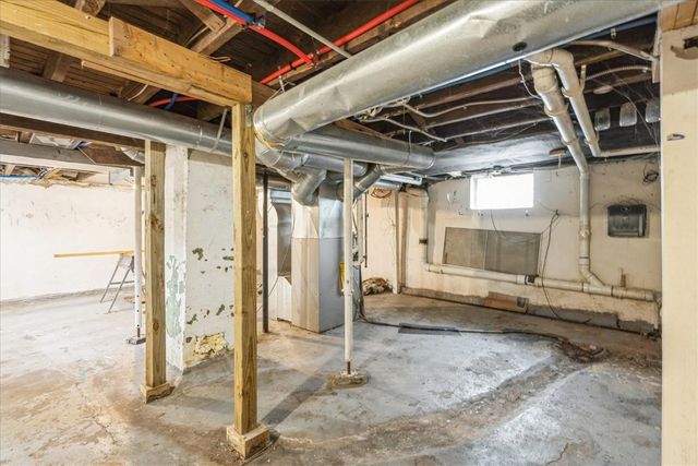 909 Daniels St NE, Cedar Rapids, IA 52402