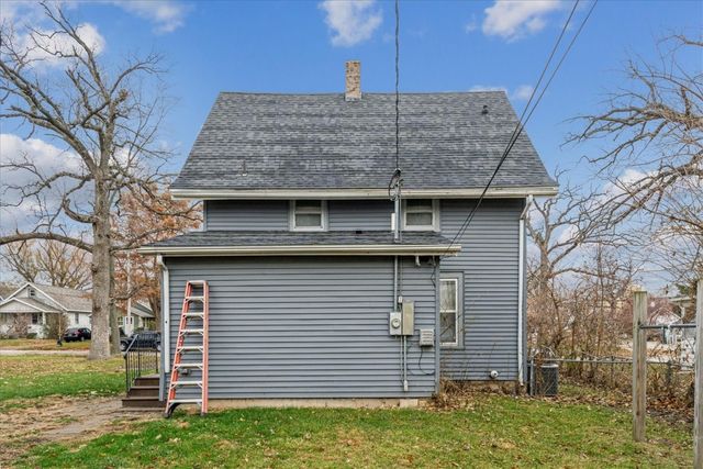 909 Daniels St NE, Cedar Rapids, IA 52402