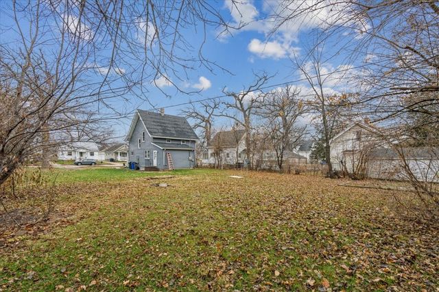 909 Daniels St NE, Cedar Rapids, IA 52402