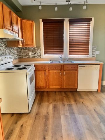 909 Daniels St NE, Cedar Rapids, IA 52402