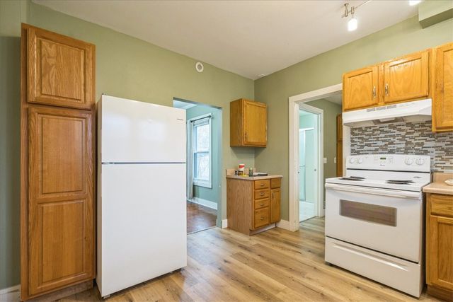 909 Daniels St NE, Cedar Rapids, IA 52402