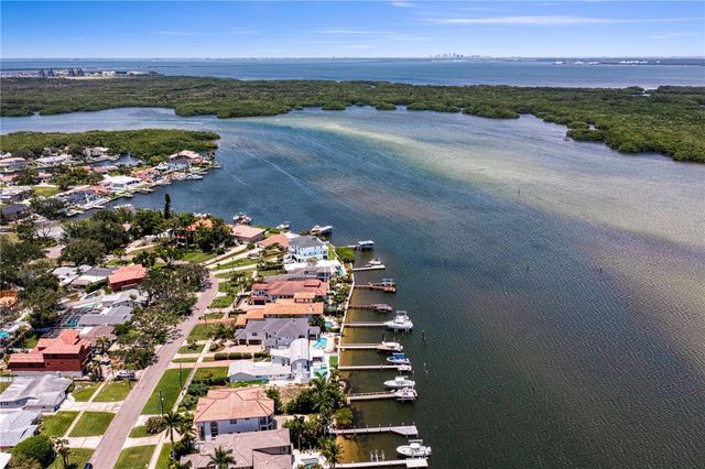 6527 BAYOU GRANDE BLVD NE, St Petersburg, FL 33702
