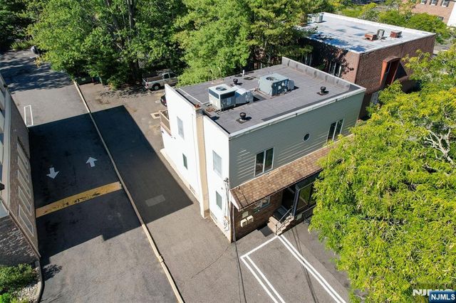 24 Farview Terrace, Paramus, NJ 07652