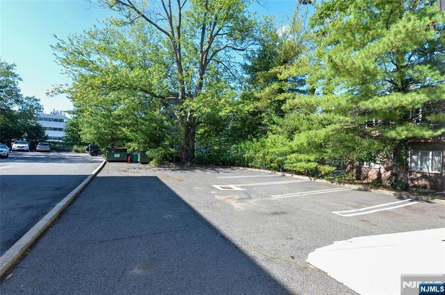 24 Farview Terrace, Paramus, NJ 07652
