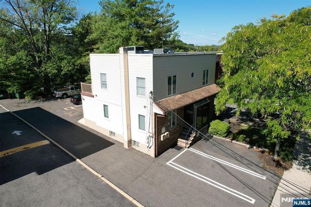 24 Farview Terrace, Paramus, NJ 07652