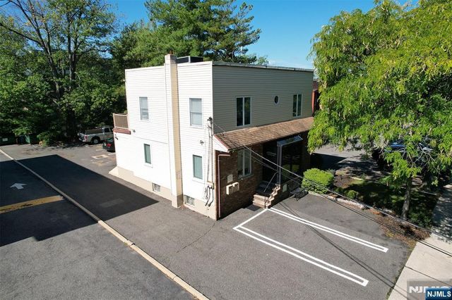 24 Farview Terrace, Paramus, NJ 07652