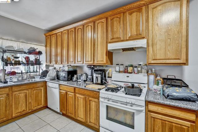 1390 Highland Blvd, Hayward, CA 94542