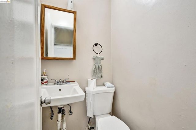 1390 Highland Blvd, Hayward, CA 94542