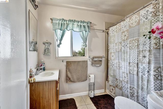 1390 Highland Blvd, Hayward, CA 94542