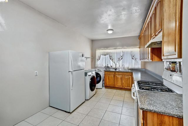1390 Highland Blvd, Hayward, CA 94542