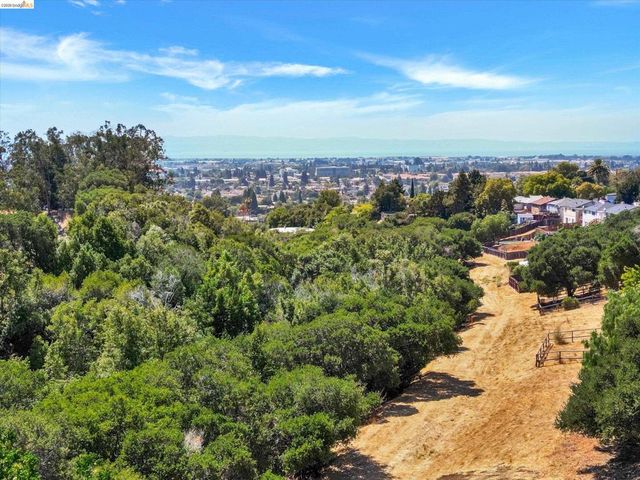 1390 Highland Blvd, Hayward, CA 94542