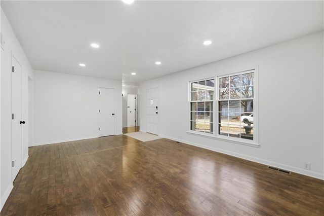 707 SW Savannah Drive, Lee's Summit, MO 64081