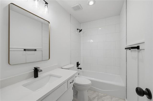 707 SW Savannah Drive, Lee's Summit, MO 64081