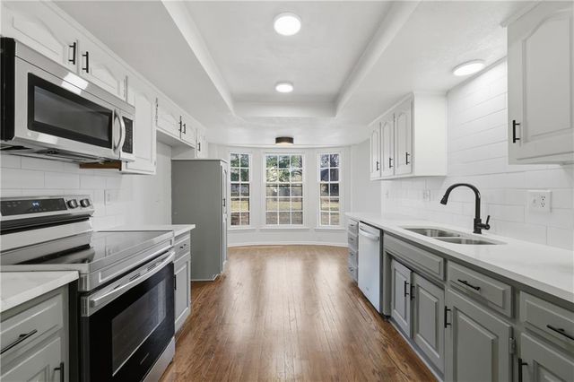 707 SW Savannah Drive, Lee's Summit, MO 64081