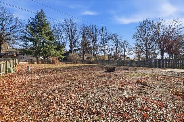 707 SW Savannah Drive, Lee's Summit, MO 64081