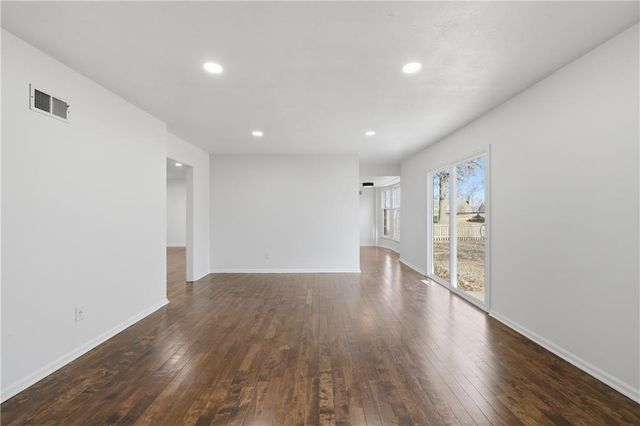 707 SW Savannah Drive, Lee's Summit, MO 64081