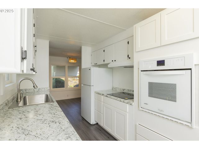 11624 Sw ROYAL VILLA Dr, Portland, OR 97224