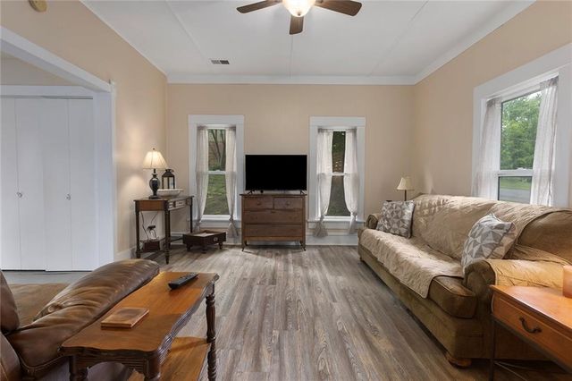 1300 SW Mitchell Street, Oak Grove, MO 64075