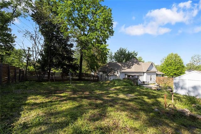 1300 SW Mitchell Street, Oak Grove, MO 64075