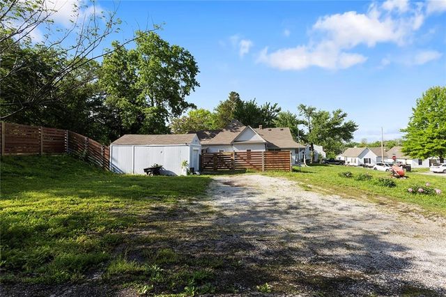 1300 SW Mitchell Street, Oak Grove, MO 64075