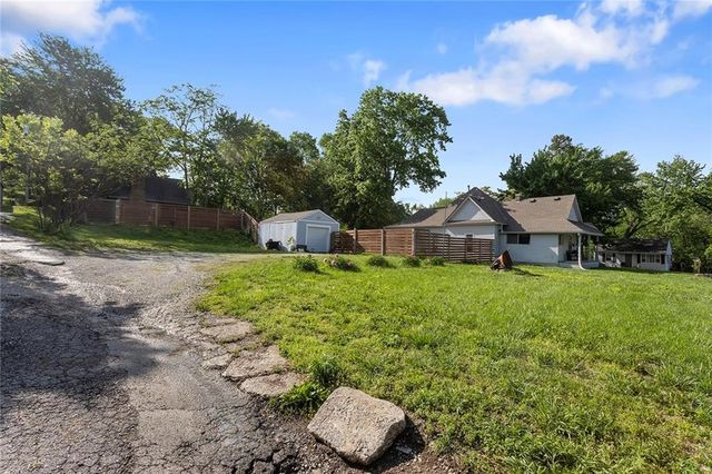 1300 SW Mitchell Street, Oak Grove, MO 64075