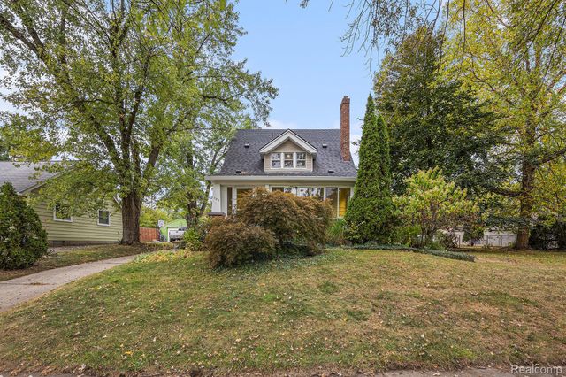 126 S Roslyn Road, Waterford Charter Township, MI 48328